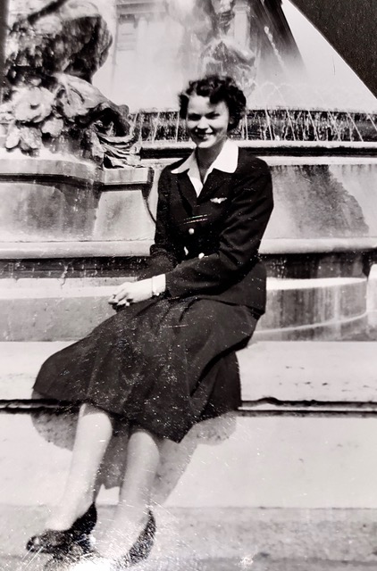 Aase in Tokyo with the Japanese SAS ground hostess during her last flight in April 1960. Photo © Aase Linaae